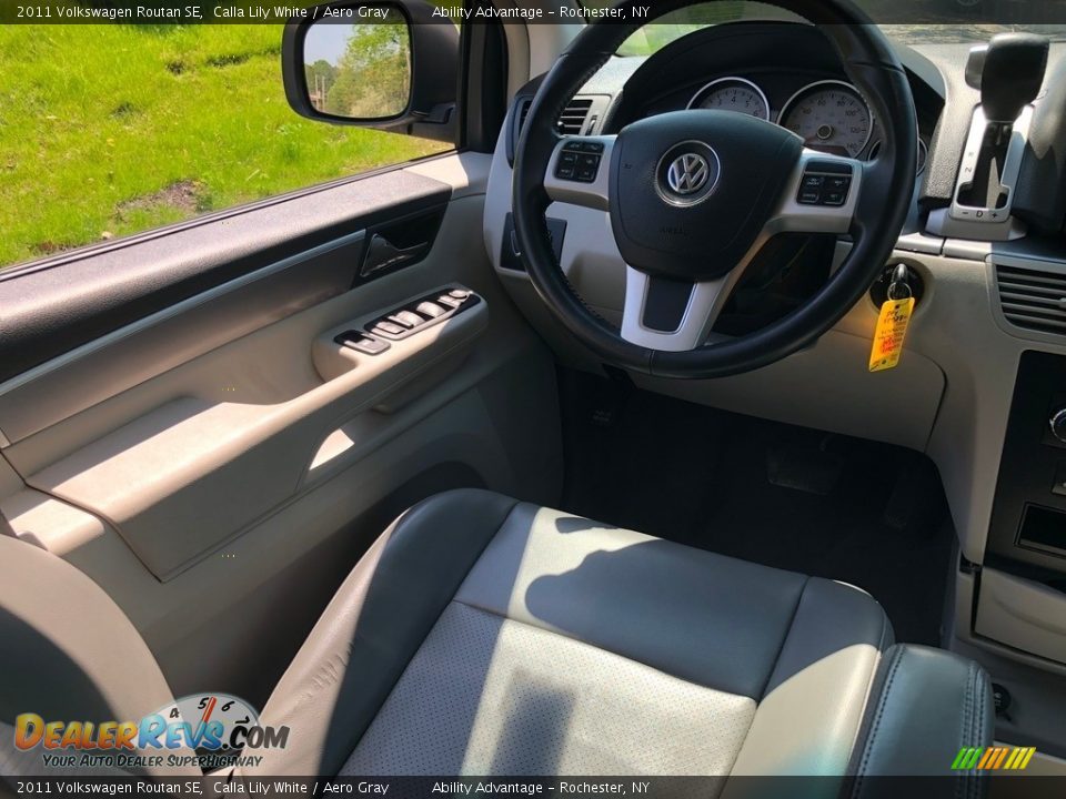 2011 Volkswagen Routan SE Calla Lily White / Aero Gray Photo #23