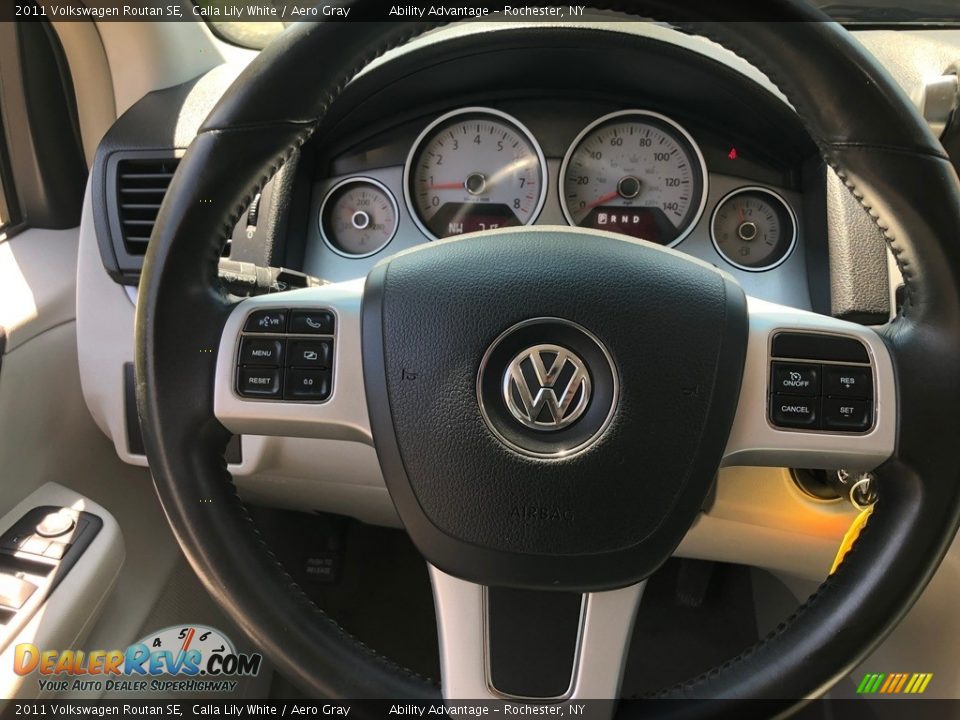2011 Volkswagen Routan SE Calla Lily White / Aero Gray Photo #24