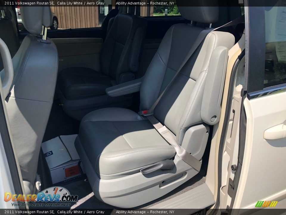 2011 Volkswagen Routan SE Calla Lily White / Aero Gray Photo #25