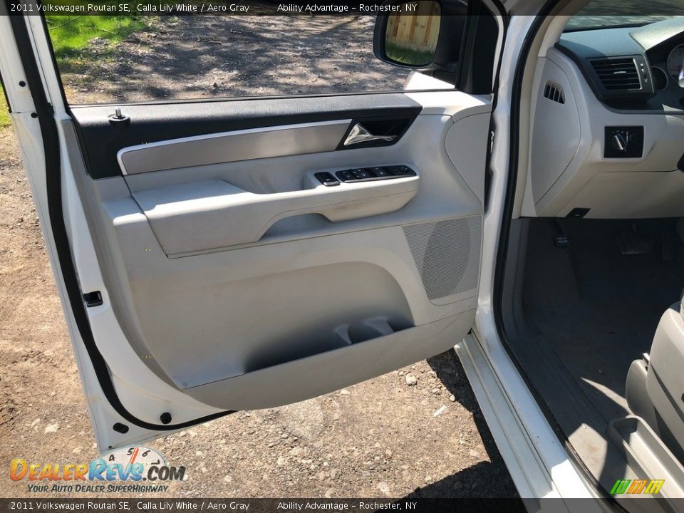2011 Volkswagen Routan SE Calla Lily White / Aero Gray Photo #26
