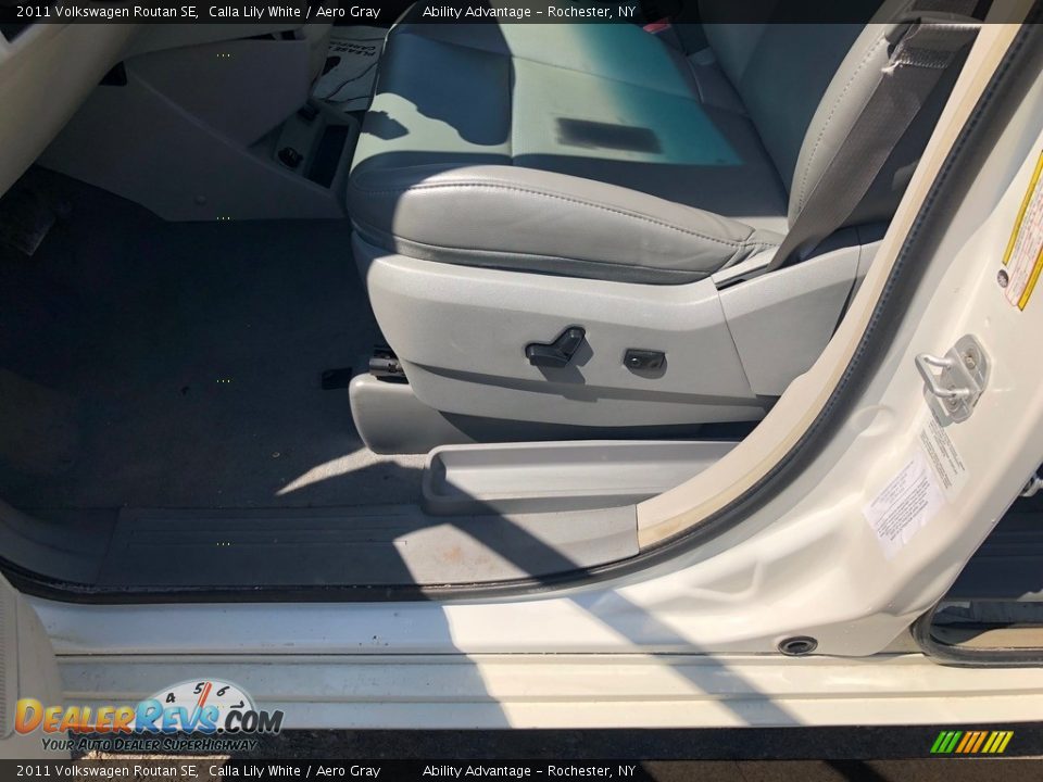 2011 Volkswagen Routan SE Calla Lily White / Aero Gray Photo #28