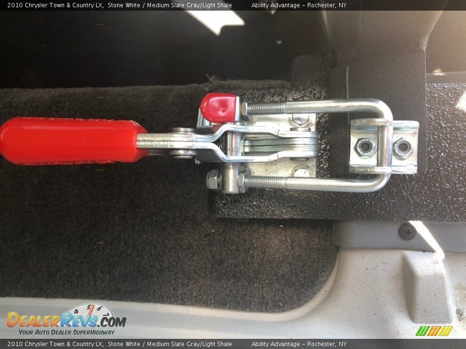 2010 Chrysler Town & Country LX Stone White / Medium Slate Gray/Light Shale Photo #29