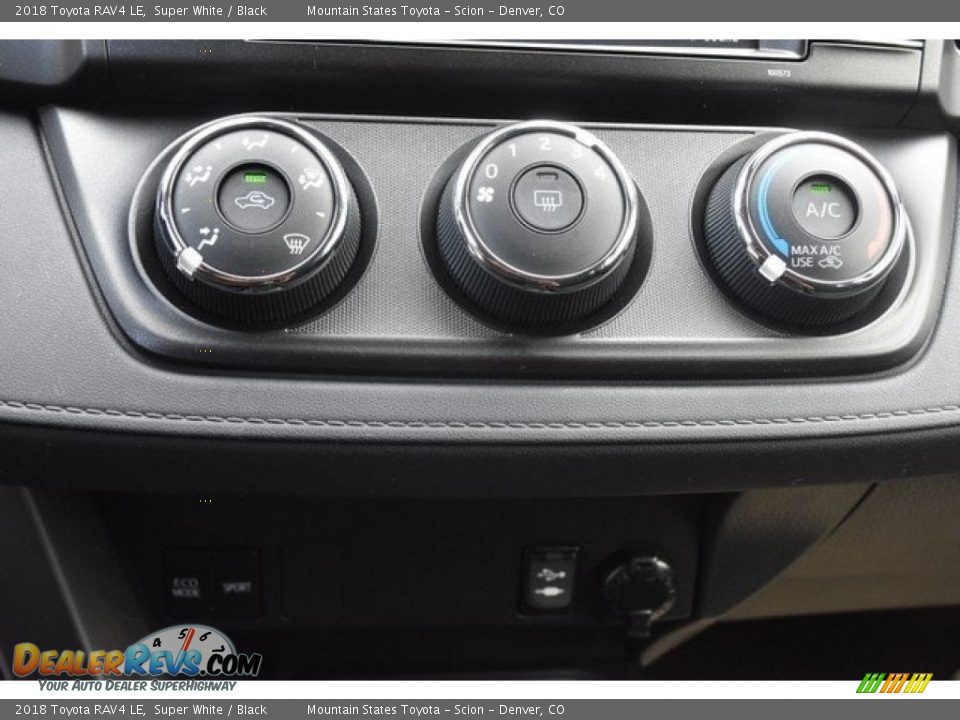 2018 Toyota RAV4 LE Super White / Black Photo #29