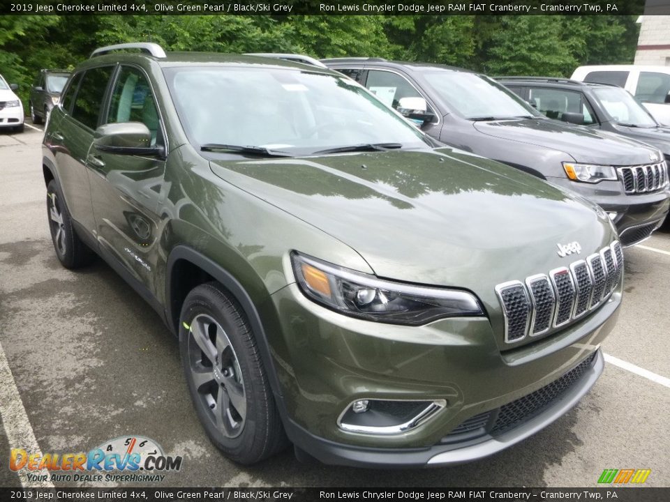 Front 3/4 View of 2019 Jeep Cherokee Limited 4x4 Photo #6