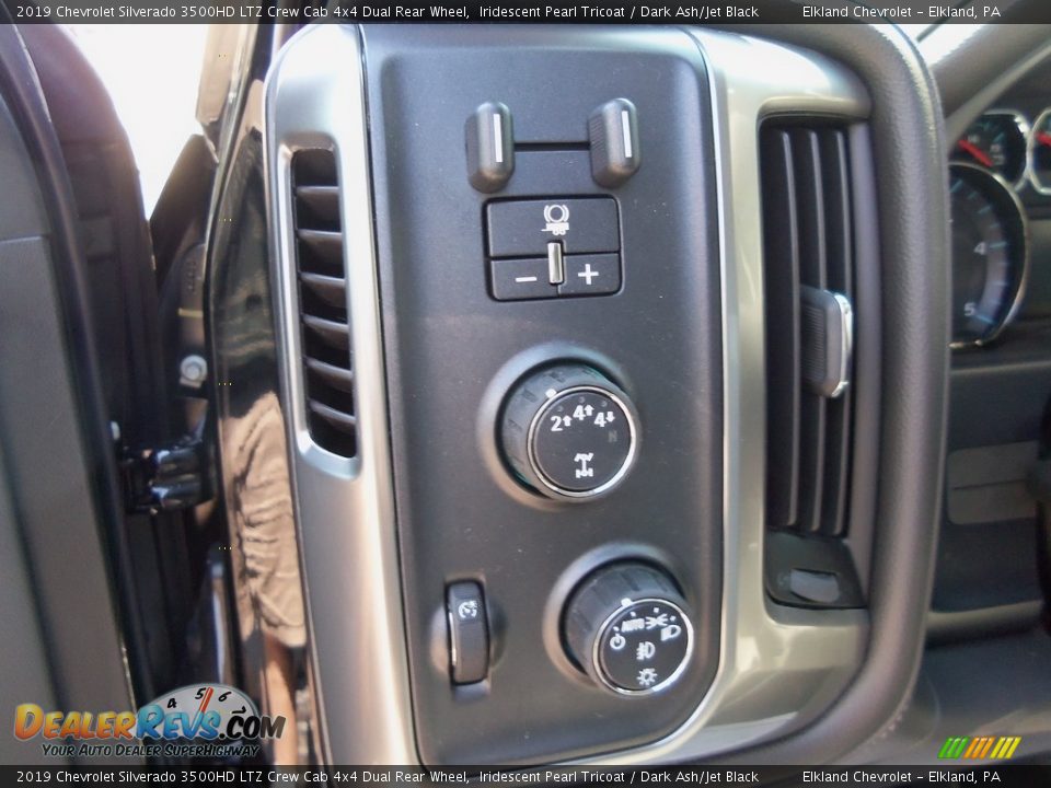 Controls of 2019 Chevrolet Silverado 3500HD LTZ Crew Cab 4x4 Dual Rear Wheel Photo #21