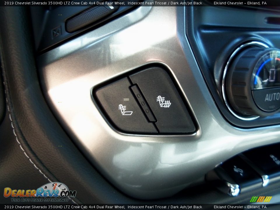 Controls of 2019 Chevrolet Silverado 3500HD LTZ Crew Cab 4x4 Dual Rear Wheel Photo #24