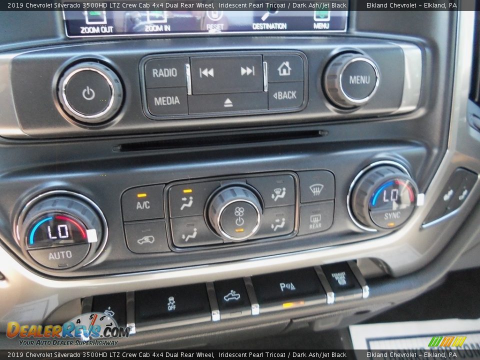 Controls of 2019 Chevrolet Silverado 3500HD LTZ Crew Cab 4x4 Dual Rear Wheel Photo #25