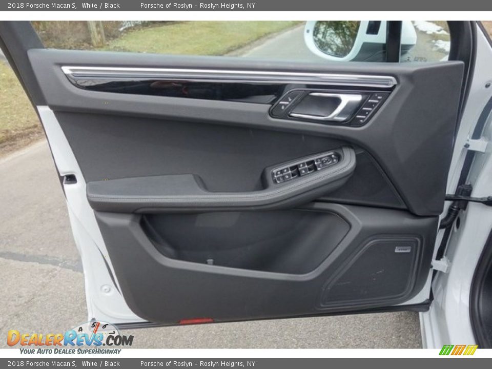 Door Panel of 2018 Porsche Macan S Photo #10