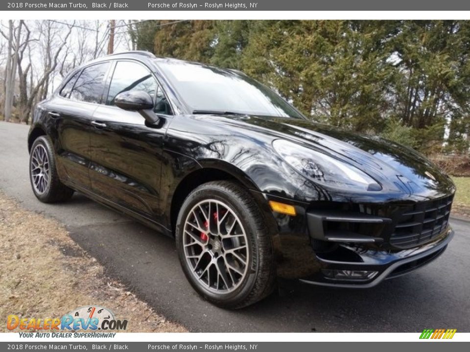 Front 3/4 View of 2018 Porsche Macan Turbo Photo #1