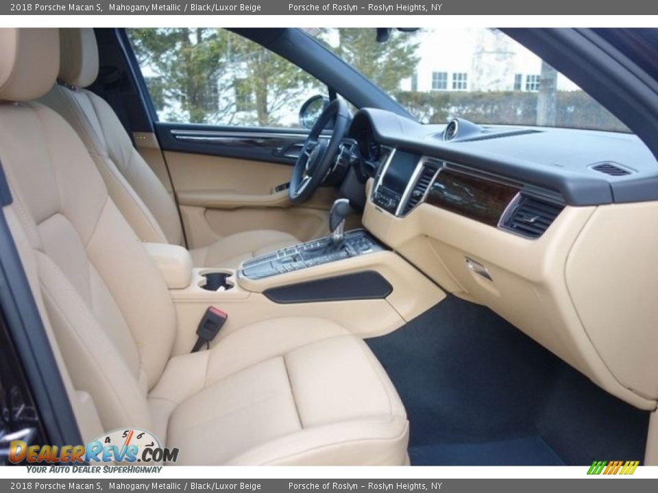 Front Seat of 2018 Porsche Macan S Photo #17