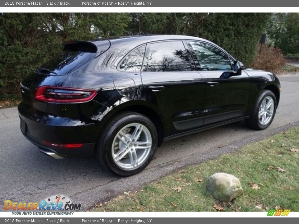 2018 Porsche Macan Black / Black Photo #7
