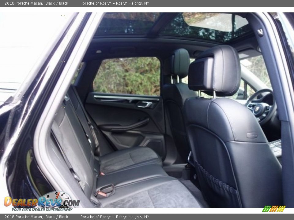 2018 Porsche Macan Black / Black Photo #16