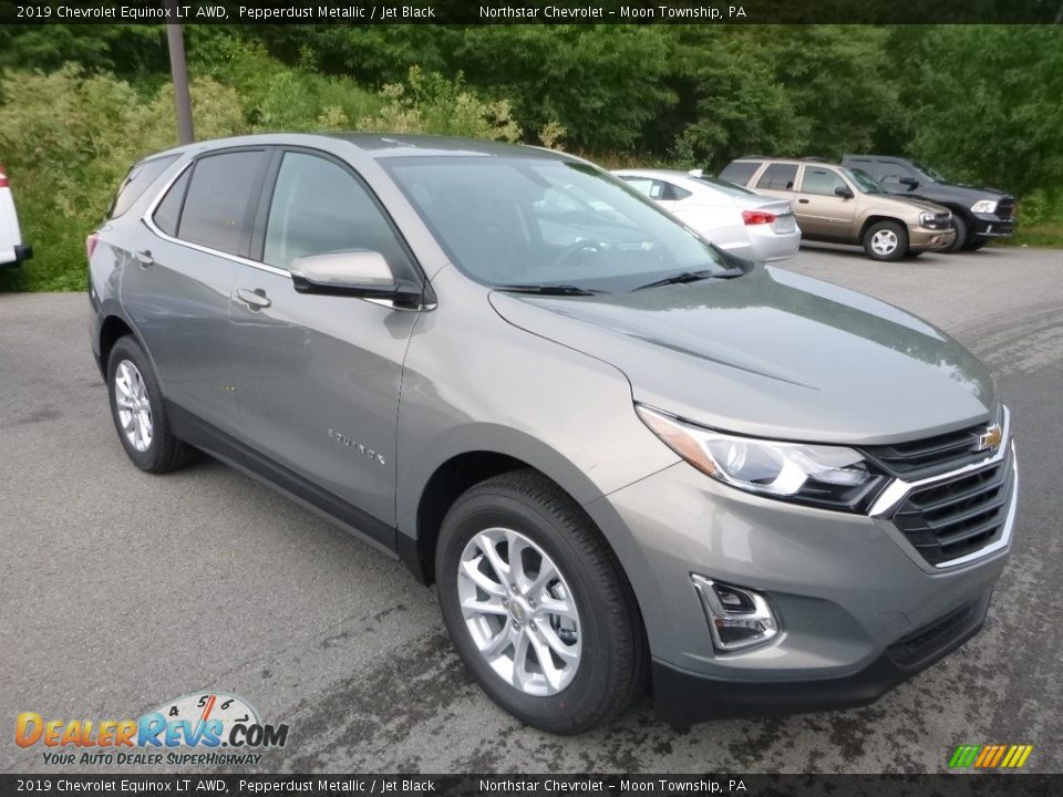 Front 3/4 View of 2019 Chevrolet Equinox LT AWD Photo #7