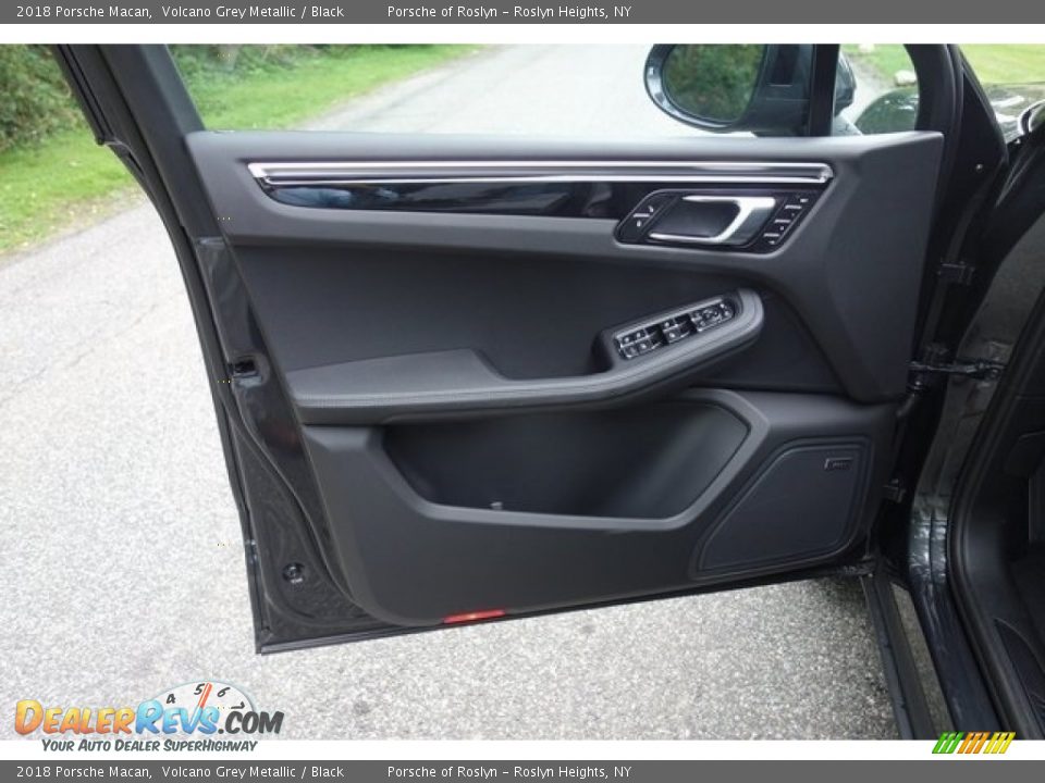 2018 Porsche Macan Volcano Grey Metallic / Black Photo #11