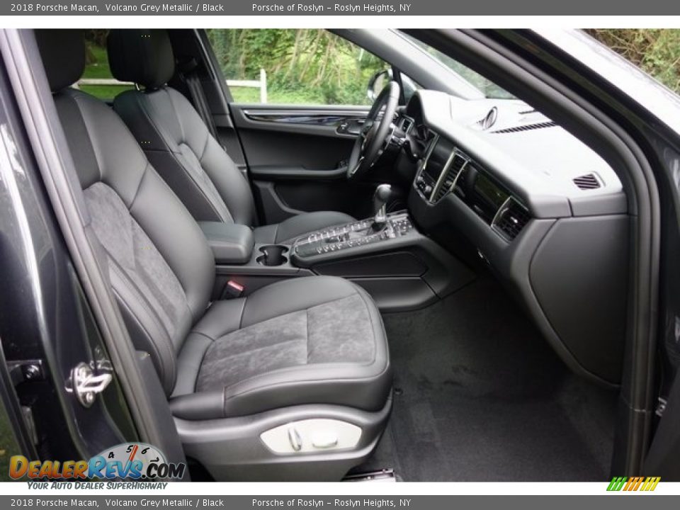 2018 Porsche Macan Volcano Grey Metallic / Black Photo #17