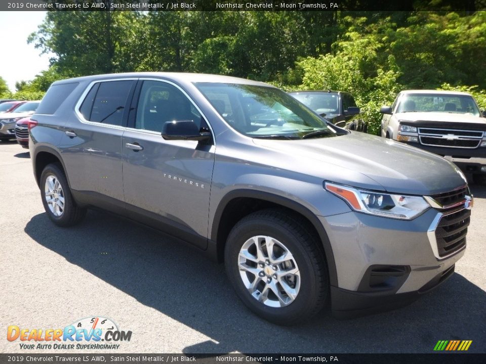 Front 3/4 View of 2019 Chevrolet Traverse LS AWD Photo #7
