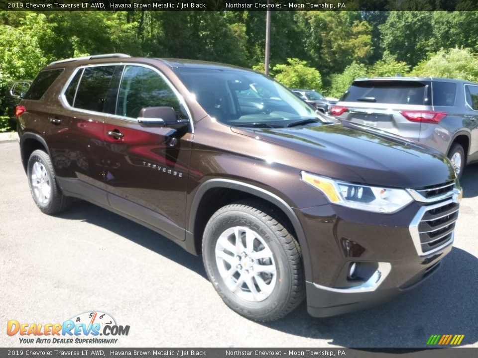 Front 3/4 View of 2019 Chevrolet Traverse LT AWD Photo #6