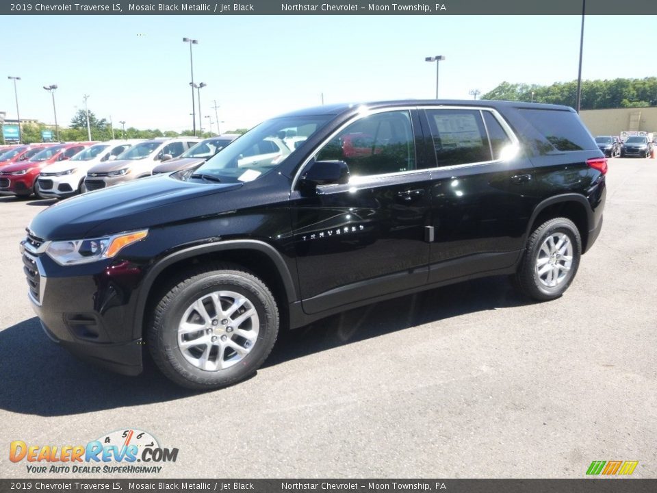 Front 3/4 View of 2019 Chevrolet Traverse LS Photo #1