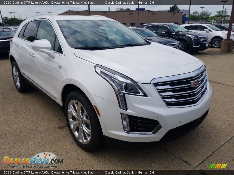 Front 3/4 View of 2019 Cadillac XT5 Luxury AWD Photo #1
