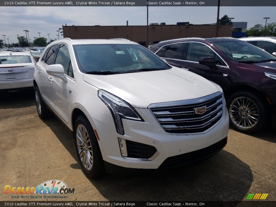 Front 3/4 View of 2019 Cadillac XT5 Premium Luxury AWD Photo #1