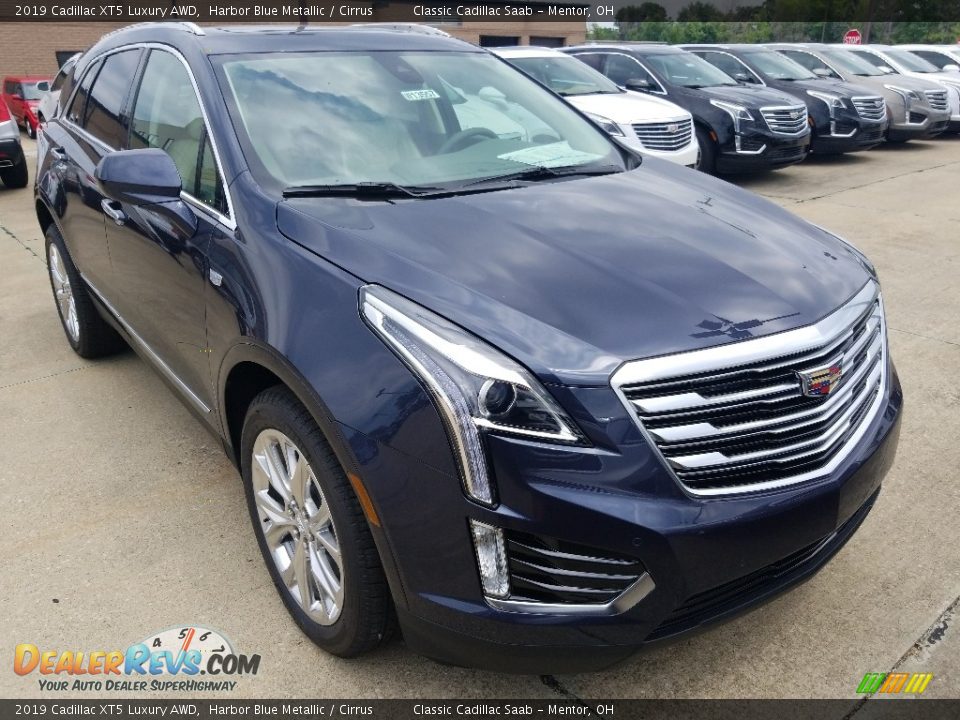 Front 3/4 View of 2019 Cadillac XT5 Luxury AWD Photo #1