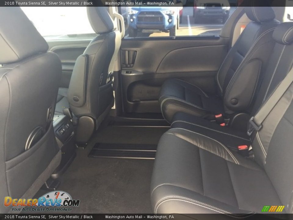 2018 Toyota Sienna SE Silver Sky Metallic / Black Photo #10