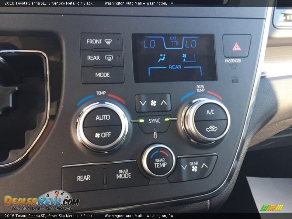 2018 Toyota Sienna SE Silver Sky Metallic / Black Photo #17