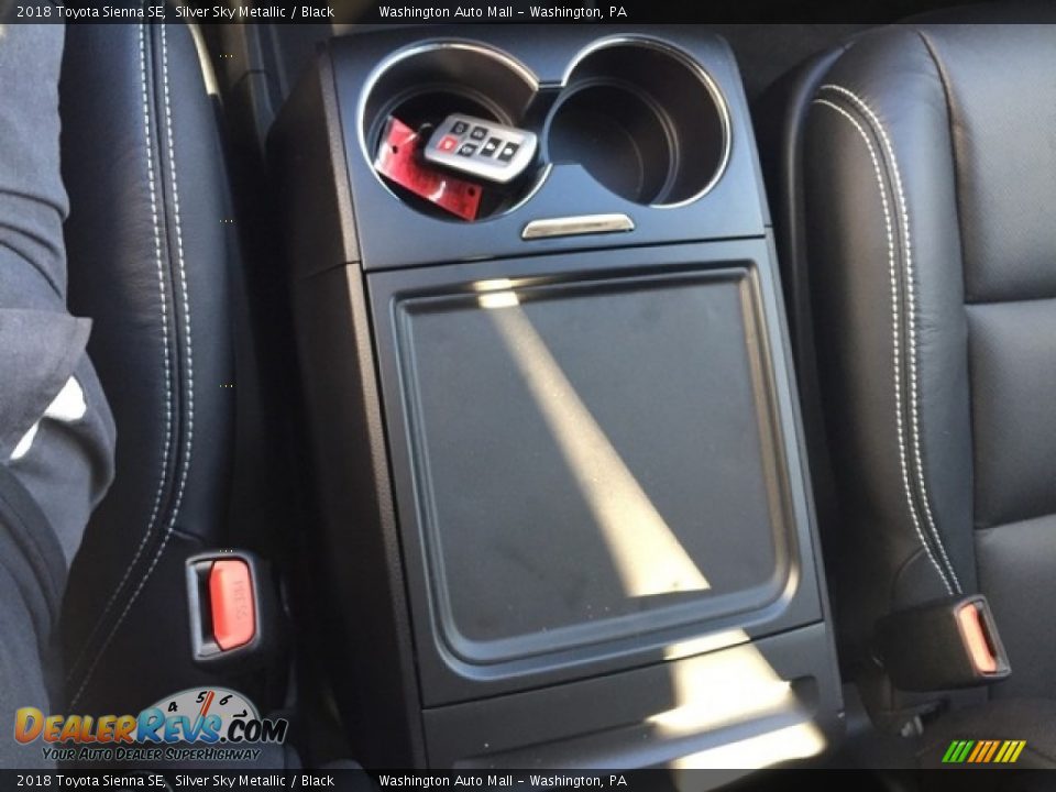 2018 Toyota Sienna SE Silver Sky Metallic / Black Photo #18