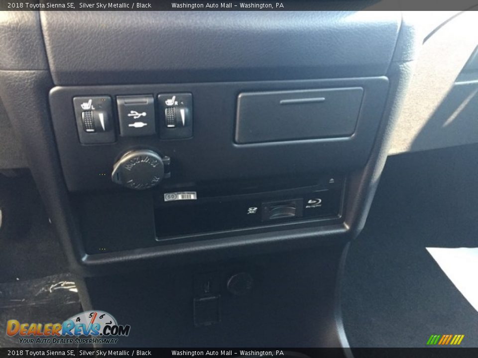 2018 Toyota Sienna SE Silver Sky Metallic / Black Photo #19
