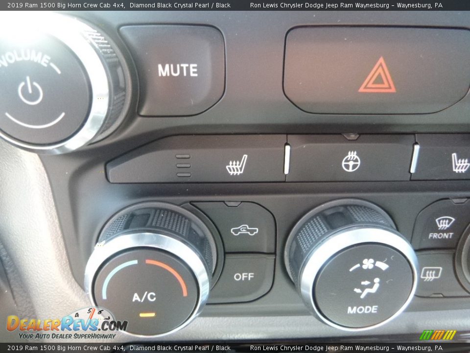 2019 Ram 1500 Big Horn Crew Cab 4x4 Diamond Black Crystal Pearl / Black Photo #17