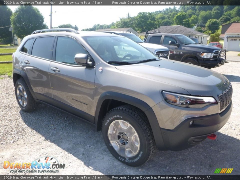 Front 3/4 View of 2019 Jeep Cherokee Trailhawk 4x4 Photo #7