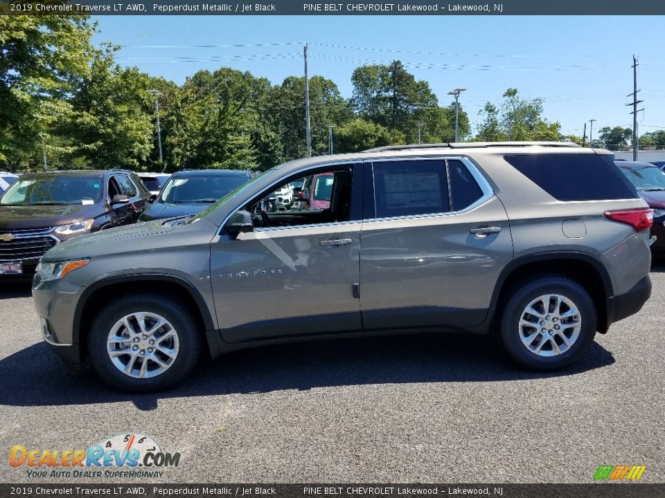 Pepperdust Metallic 2019 Chevrolet Traverse LT AWD Photo #3