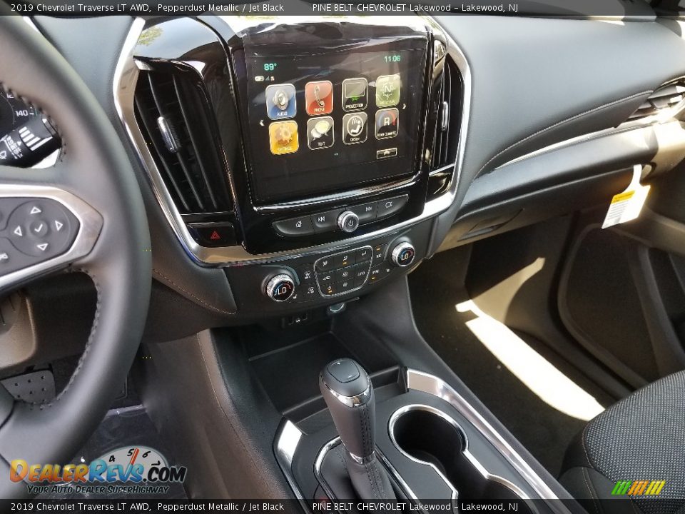 Controls of 2019 Chevrolet Traverse LT AWD Photo #10