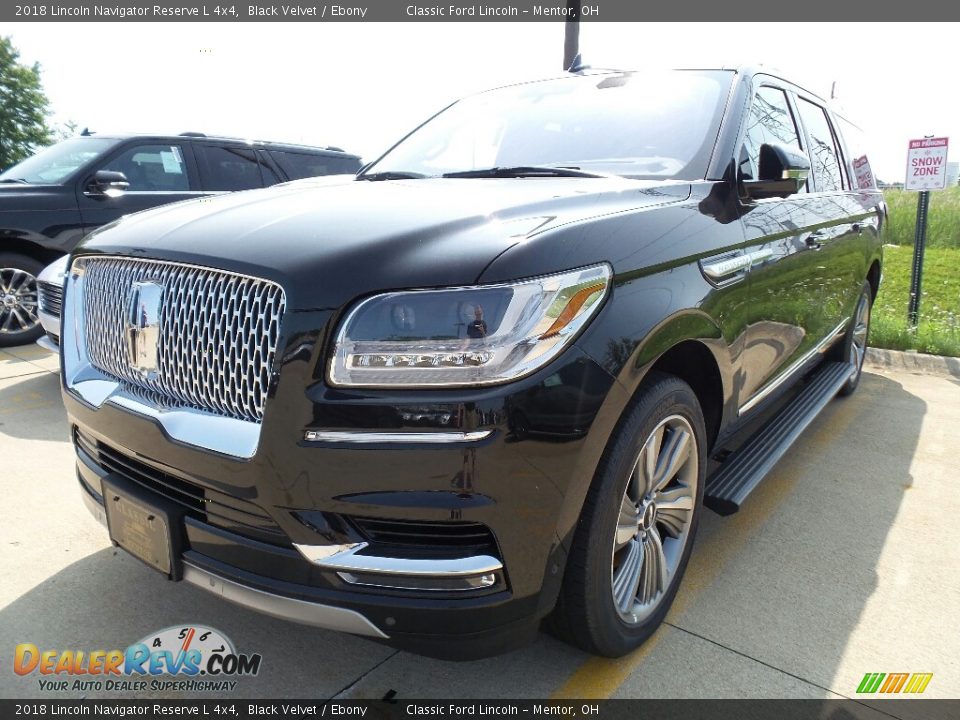 Front 3/4 View of 2018 Lincoln Navigator Reserve L 4x4 Photo #1