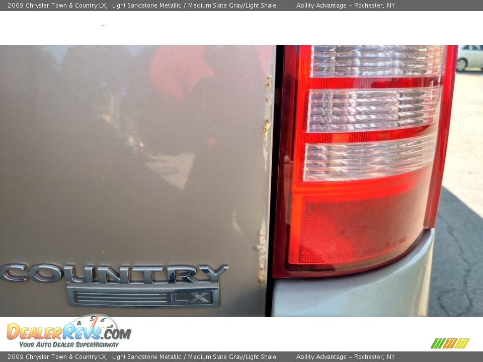 2009 Chrysler Town & Country LX Light Sandstone Metallic / Medium Slate Gray/Light Shale Photo #10