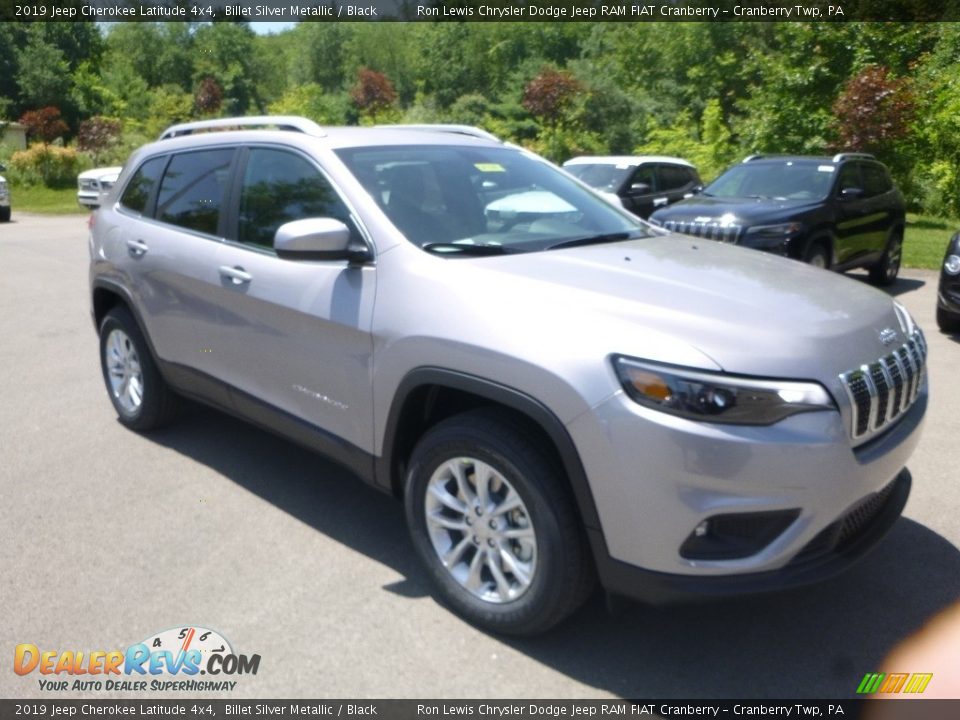Front 3/4 View of 2019 Jeep Cherokee Latitude 4x4 Photo #7