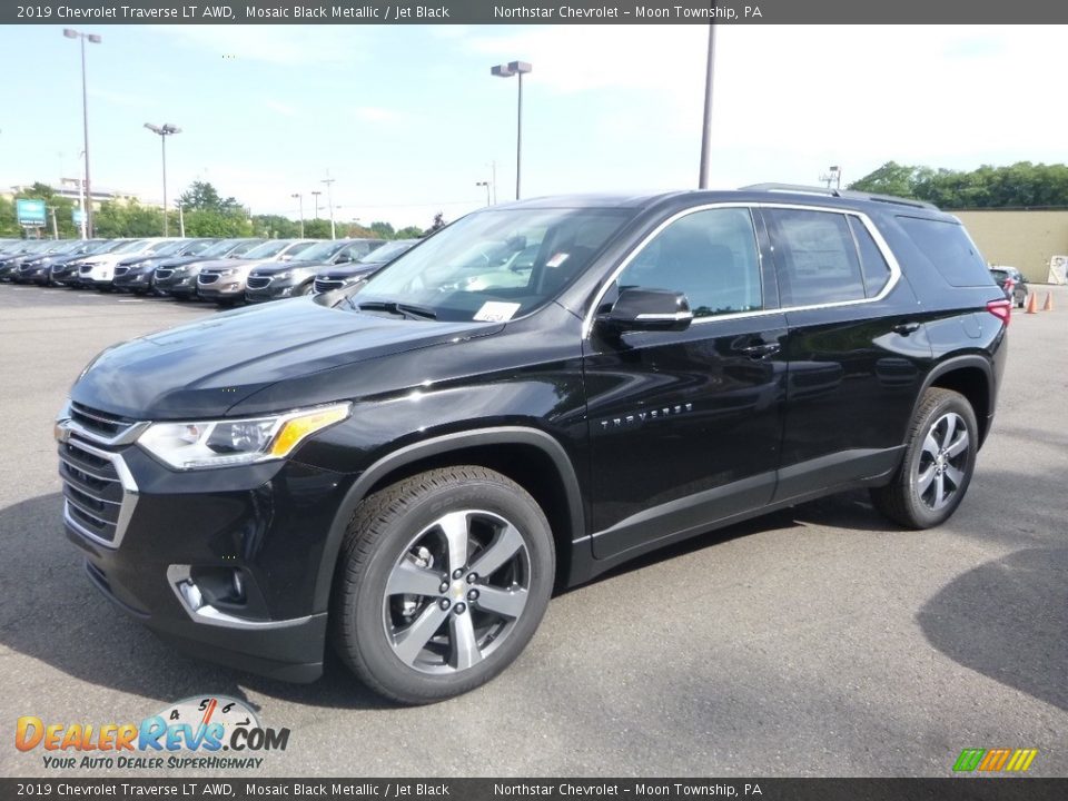 Front 3/4 View of 2019 Chevrolet Traverse LT AWD Photo #1