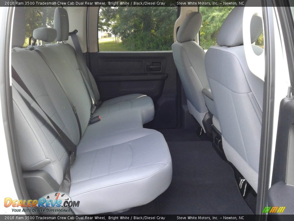 2018 Ram 3500 Tradesman Crew Cab Dual Rear Wheel Bright White / Black/Diesel Gray Photo #15