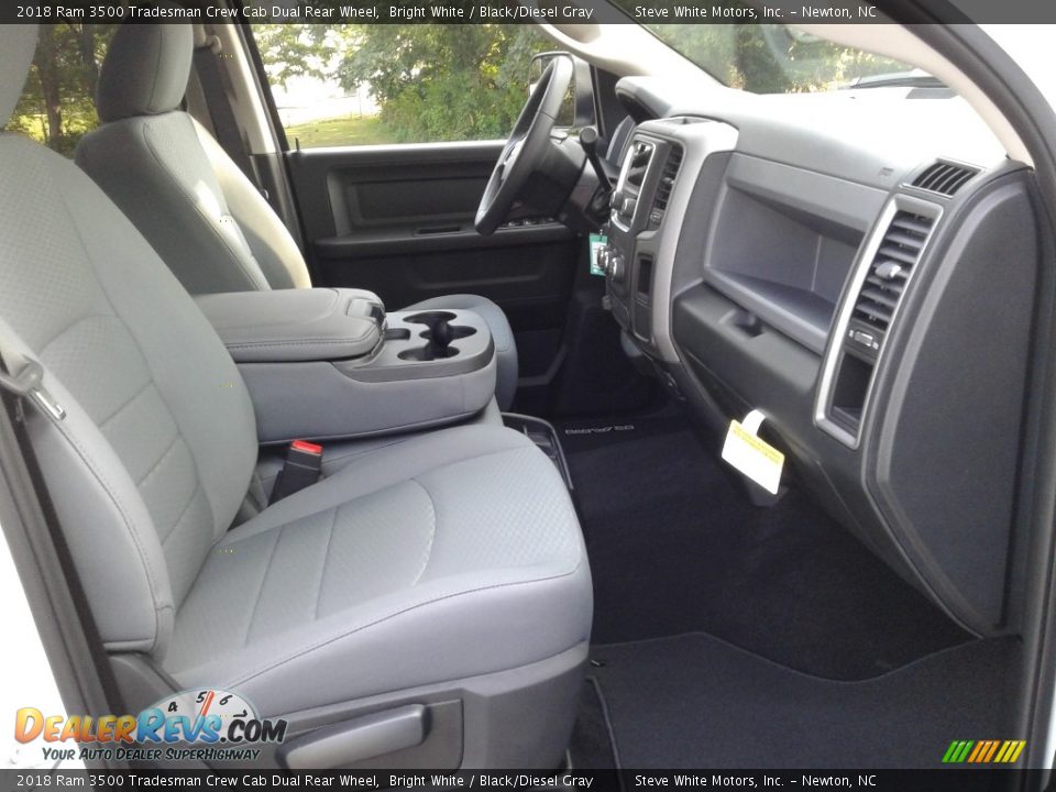2018 Ram 3500 Tradesman Crew Cab Dual Rear Wheel Bright White / Black/Diesel Gray Photo #16