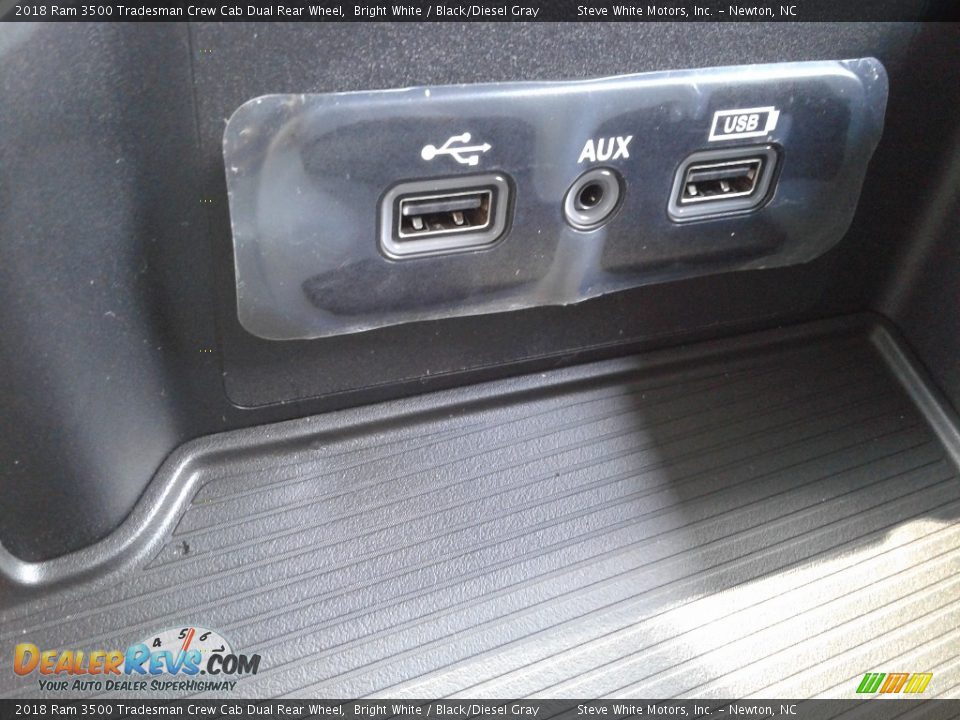 2018 Ram 3500 Tradesman Crew Cab Dual Rear Wheel Bright White / Black/Diesel Gray Photo #24