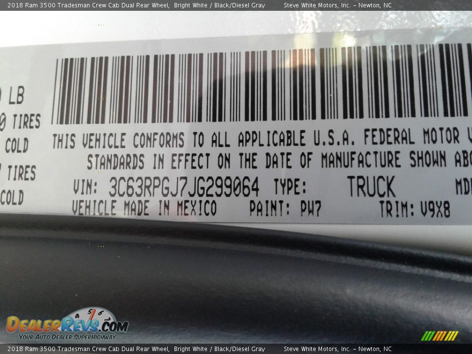 2018 Ram 3500 Tradesman Crew Cab Dual Rear Wheel Bright White / Black/Diesel Gray Photo #28