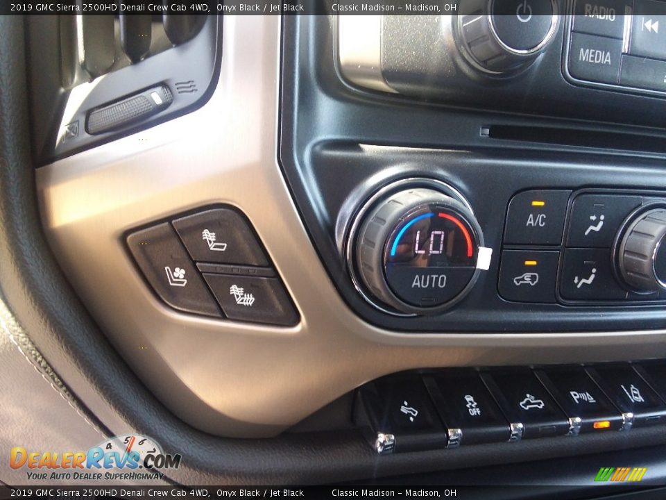 Controls of 2019 GMC Sierra 2500HD Denali Crew Cab 4WD Photo #11