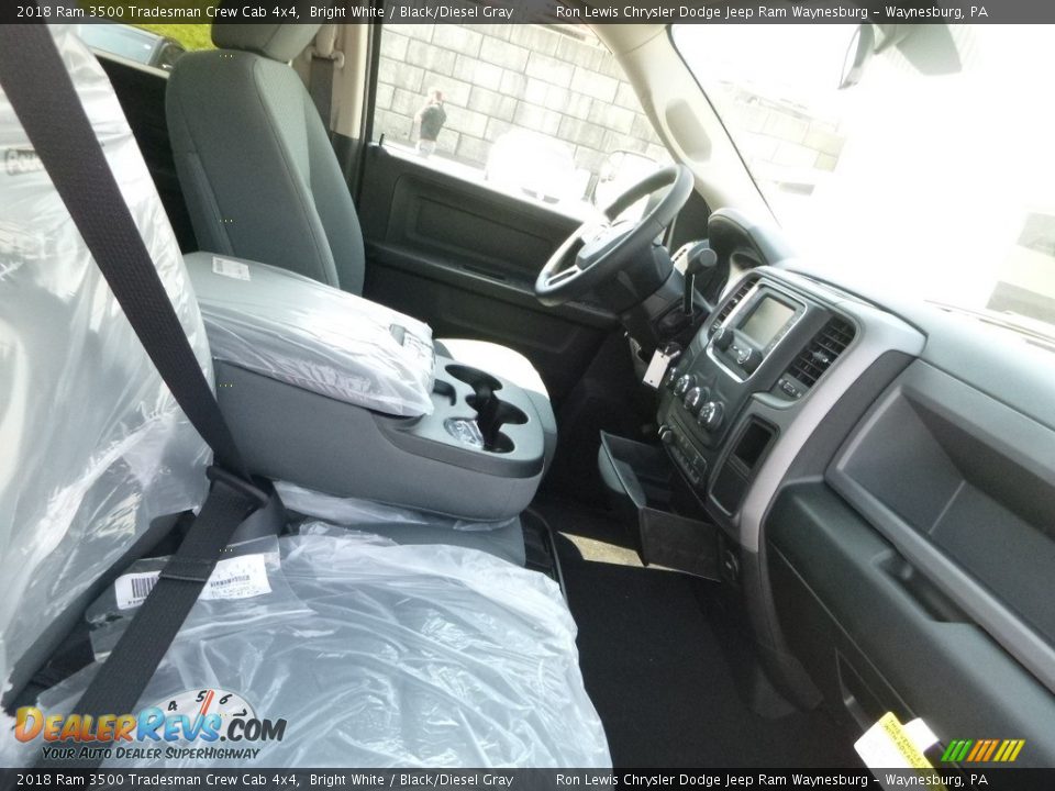 2018 Ram 3500 Tradesman Crew Cab 4x4 Bright White / Black/Diesel Gray Photo #10
