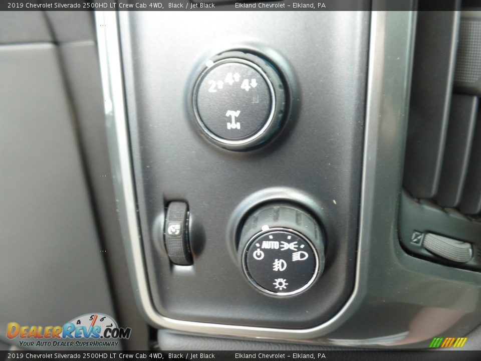 Controls of 2019 Chevrolet Silverado 2500HD LT Crew Cab 4WD Photo #25