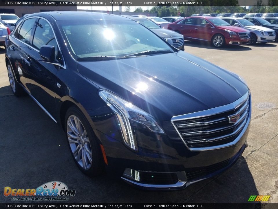Front 3/4 View of 2019 Cadillac XTS Luxury AWD Photo #1