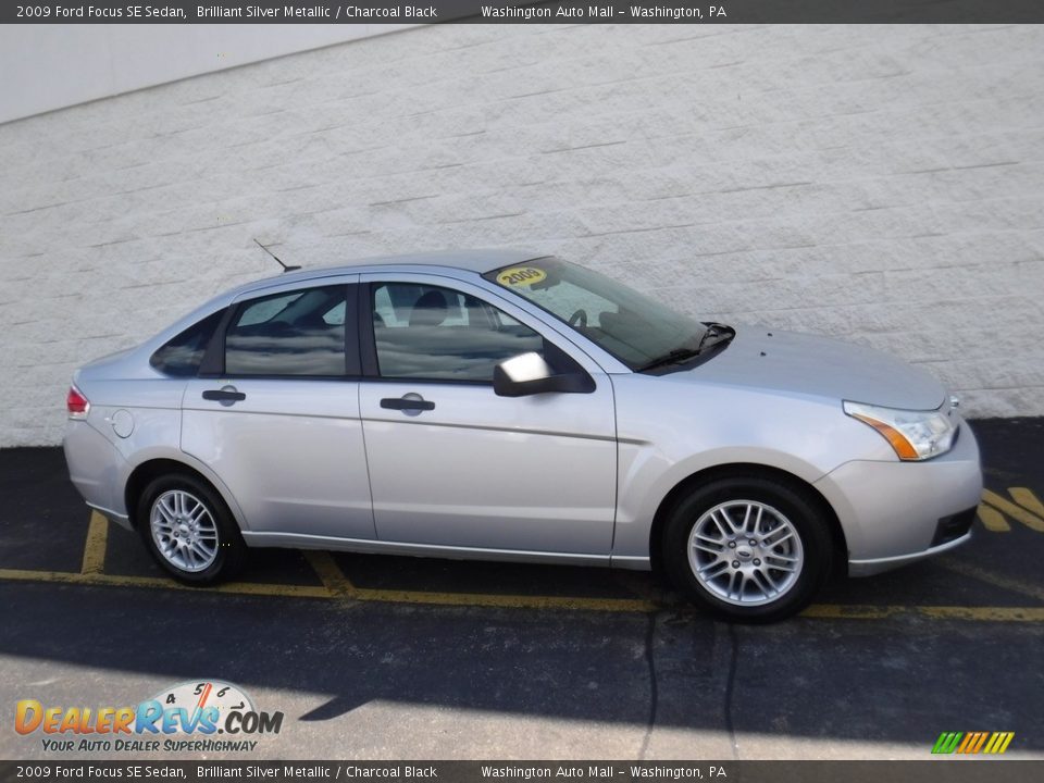 2009 Ford Focus SE Sedan Brilliant Silver Metallic / Charcoal Black Photo #2