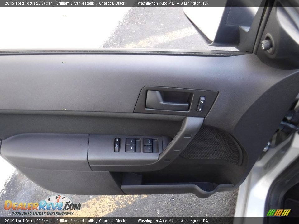2009 Ford Focus SE Sedan Brilliant Silver Metallic / Charcoal Black Photo #10