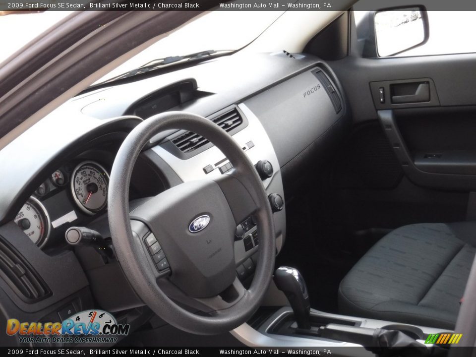 2009 Ford Focus SE Sedan Brilliant Silver Metallic / Charcoal Black Photo #11