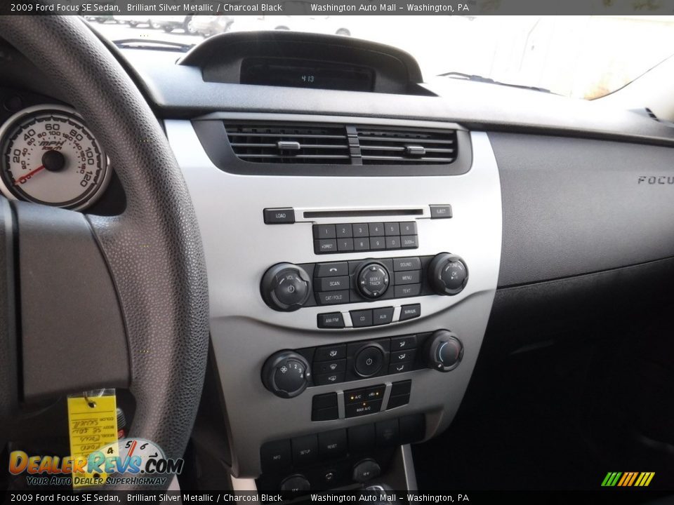 2009 Ford Focus SE Sedan Brilliant Silver Metallic / Charcoal Black Photo #14