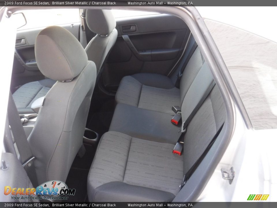 2009 Ford Focus SE Sedan Brilliant Silver Metallic / Charcoal Black Photo #17